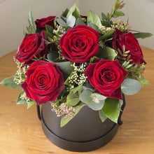 Load image into Gallery viewer, Rauðar rósir í öskju - VELDU STÆRÐ